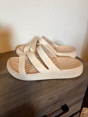 CROCS Women’s Cream Triple-Strap Slide Sandals